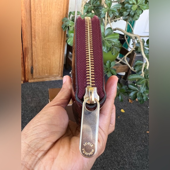 Louis Vuitton Round Zipper Vernis - Picture 5 of 13